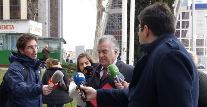 El extesorero del PP Luis Bárcenas llega a los Juzgados de Plaza de Castilla, donde declara hoy de nuevo en calidad de testigo ante la titular del juzgado de instrucción número 32 de Madrid en la causa que investiga el borrado de los discos duros que éste