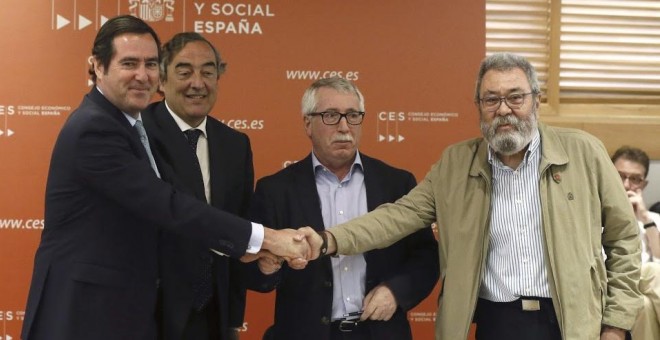 Los secretarios generales de CCOO y UGT, Ignacio Fernández Toxo (2-d) y Cándido Méndez (d), y los presidentes de CEOE y Cepyme, Juan Rosell (2-i) y Antonio Garamendi, han firmadi el III Acuerdo para el Empleo y la Negociación Colectiva (AENC), que fija ha