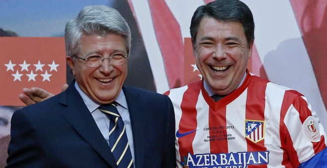 Fotografía de mayo de 2013 del expresidente de la Comunidad de Madrid, Ignacio González, junto al presidente del Atlético de Madrid, Enrique Cerezo, que han sido citados a declarar por la titular del juzgado de instrucción número 5 de Estepona (Málaga), c