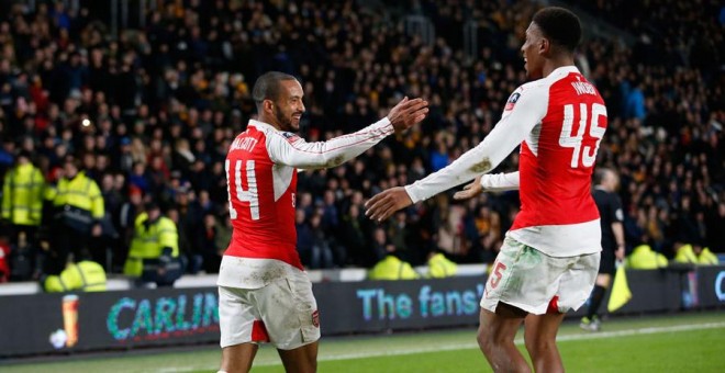 Walcott (i) celebra un gol del Arsenal en el último partido de su equipo. Reuters / Carl Recine