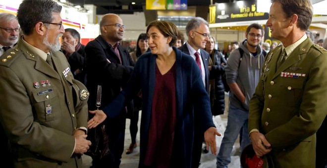 La alcaldesa de Barcelona, Ada Colau, conversa con dos mandos militares en el stand que el Ministerio de Defensa ha instalado en la XXVII edición del Salón de la Enseñanza. EFE/Toni Albir