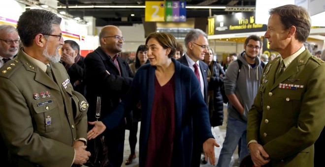 La alcaldesa de Barcelona, Ada Colau, conversa con dos mandos militares en el stand que el Ministerio de Defensa ha instalado en la XXVII edición del Salón de la Enseñanza. EFE/Toni Albir