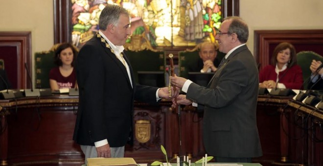 Joseba Asiron en el momento en el que es proclamado alcalde de Pamplona.- ALCALDÍA DE PAMPLONA