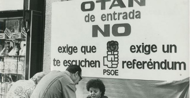 Mesa instalada por el PSOE para recoger firmas en apoyo de su postura respecto al ingreso de España en la OTAN, en septiembre de 1981. EFE