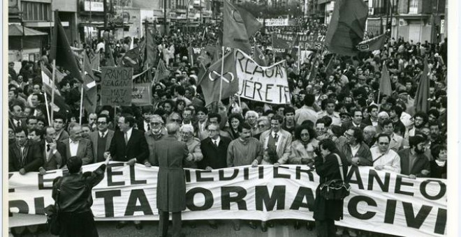 La Plataforma Cívica se manifiesta contra la entrada en OTAN bajo el lema 'Por la Paz en el Mediterráneo - Por la neutralidad de España - Bases fuera', en 1986. EFE