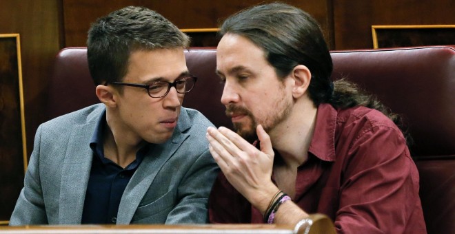 El líder de Podemos, Pablo Iglesias (d) junto al portavoz del partido Íñigo Errejón.- EFE