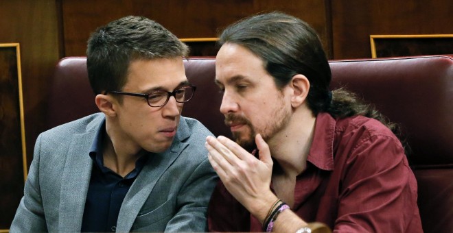 El líder de Podemos, Pablo Iglesias (d) junto al portavoz del partido Íñigo Errejón.- EFE