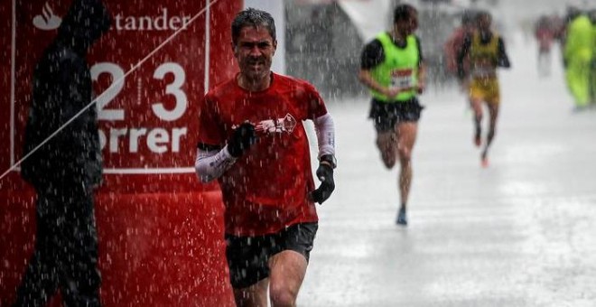 El atleta Martín Fiz, a su llegada el domingo a meta en la quinta edición de la media maratón de Santander. /EFE