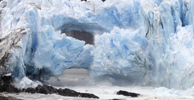 Espectacular derrumbe del 'puente' del glaciar Perito Moreno./AFP/WALTER DIAZ
