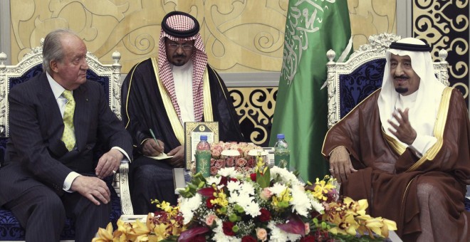 El rey Juan Carlos conversa con Salman bin Abdulaziz al Saud, en 2014, entonces príncipe heredero y ministro de defensa saudí.- EFE