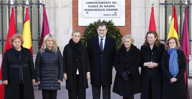 Mariano Rajoy flanqueado por Cristina Cifuentes, Manuela Carmena y las presidentas de las asociaciones de víctimas del terrorismo. / MARISCAL (EFE)