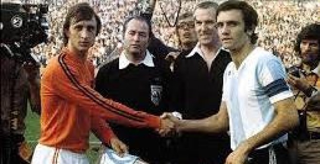 Roberto Perfumo saludando a Johan Cruyff en un Argentina-Holanda.