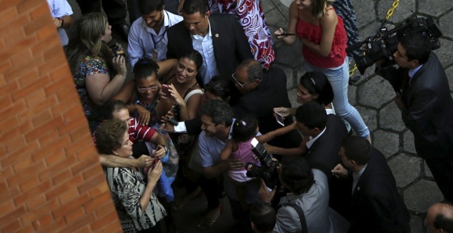 La presidenta de Brasil, Dilma Rousseff, recibe el apoyo de un grupo de seguidores y simpatizantes del PT durante su visita a la Fundación Oswaldo Cruz, en Rio de Janeiro. REUTERS/Ricardo Moraes