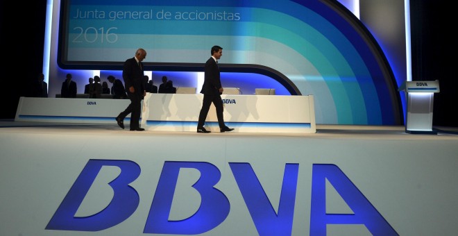 El presidente de BBVA, Francisco González, y el consejero delegado,  Carlos Torres, al inicio de la junta de accionistas del banco, en Bilbao. REUTERS/Vincent West