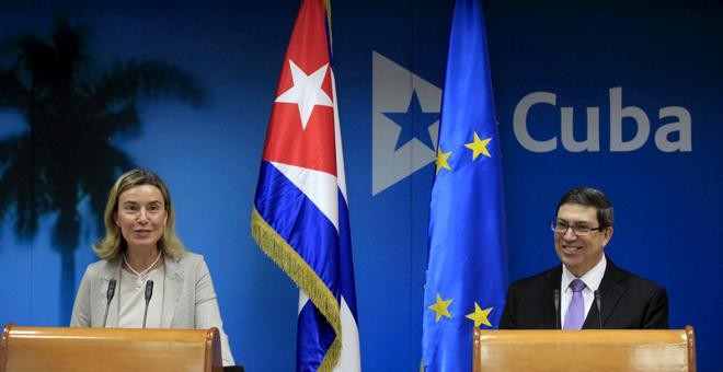 La Alta Representante de la Unión Europea en Política Exterior, Federica Mogherini, y el ministro cubano de Relaciones Exteriores, Bruno Rodríguez, en La Habana. / REUTERS