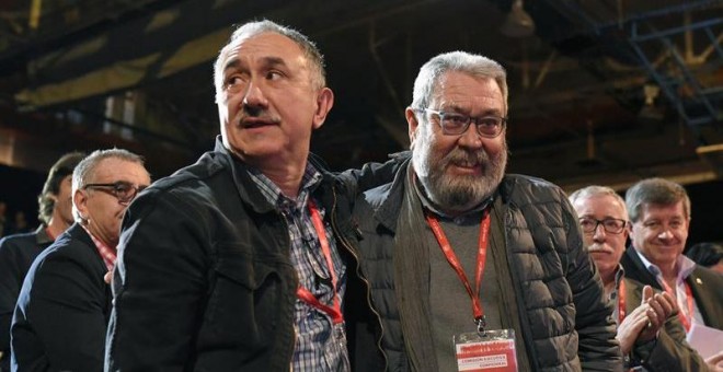 El nuevo secretario general de UGT, Josep María Álvarez (i), saluda a su antecesor en el cargo, Cándido Méndez (d), durante la clausura del 42 Congreso Confederal del sindicato. Álvarez ha sido elegido esta madrugada nuevo secretario general de la organiz