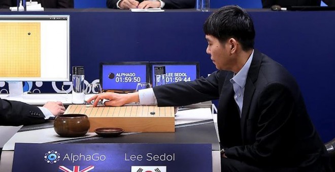 El surcoreano Lee Se-dol, campeón del mundo de 'go', juega contra el programa de inteligencia artificial AlphaGo de Google, en un hotel en Seúl (Corea del Sur) hoy, 10 de marzo de 2016. Lee perdió ayer la primera de cinco partidas tras 186 movimientos. E