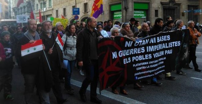Manifestación en Barcelona para pedir la inmediata salida de España de la OTAN y el cierre de las bases militares. / LAURA SAFONT