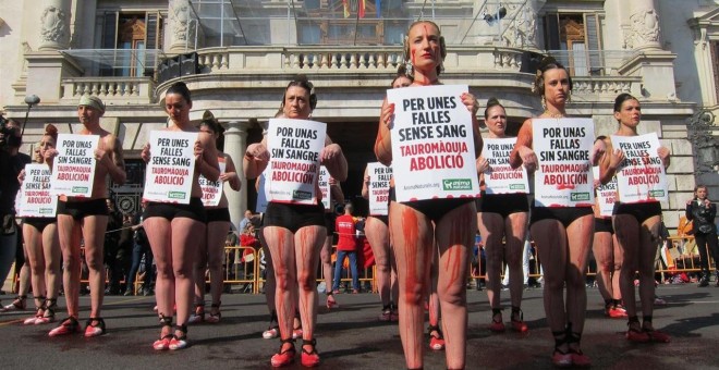 Falleros ensangrentados protestan por las muertes de toros durante las fiestas