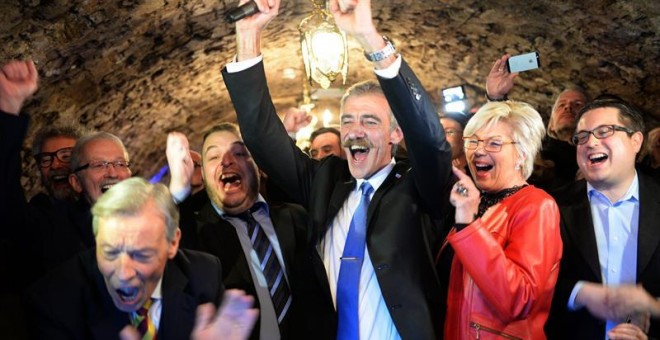 El candidato del AfD en Renania-Palatinado, Uwe Junge, con su mujer y varios simpatizantes, en Mainz. / EFE