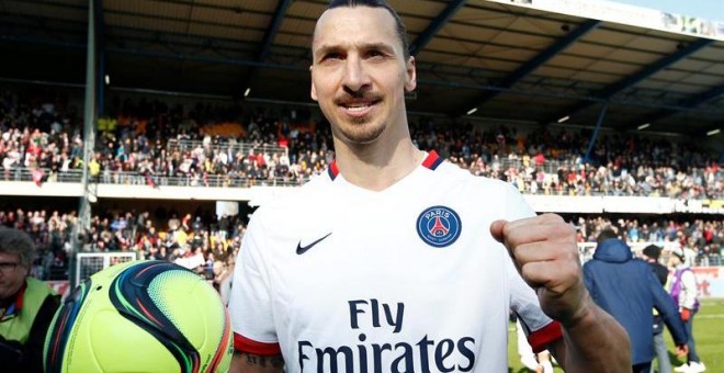 Ibrahimovic celebra el título de la liga francesa. EFE/EPA/YOAN VALAT