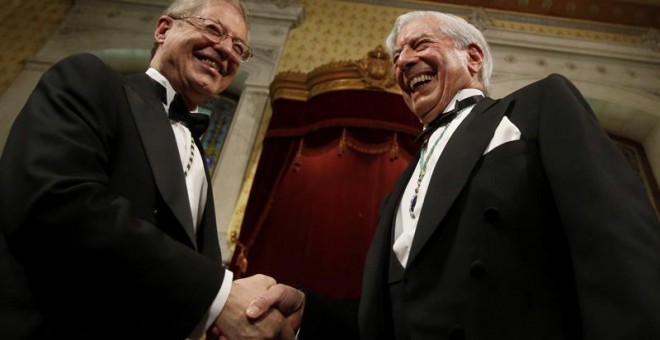Félix de Azúa y Vargas Llosa, tras el acto. EFE/Kiko Huesca