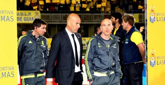 Zidane junto a su ayudante Bettoni en el estadio Insular de Las Palmas. /EFE