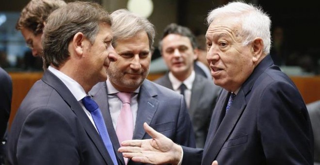 El ministro español de Asuntos Exteriores en funciones, José Manuel García-Margallo (d), charla con su homólogo esloveno, Karl Erjavec (i). /EFE