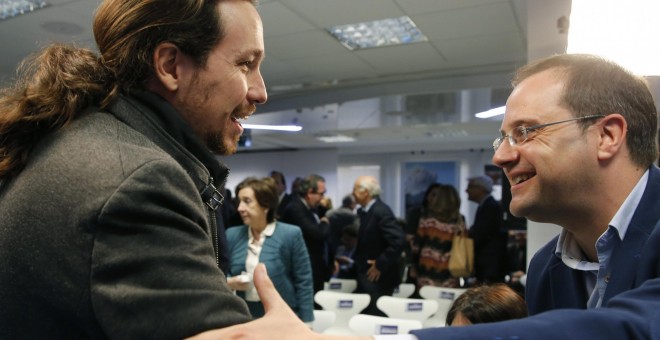 El líder de Podemos, Pablo Iglesias, saluda al secretario de Organización del PSOE, César Luena, durante el acto de entrega de los II Premios Efe Cultura. EFE/Mariscal