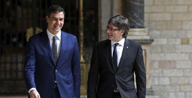 Pedro Sánchez y Carles Puigdemont, en el Palau de la Generalitat. / TONI ALBIR (EFE)