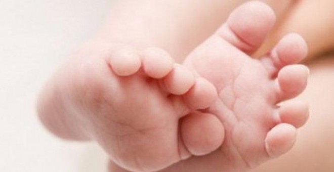 Imagen de los pies de un recién nacido. Foto: EFE/Archivo