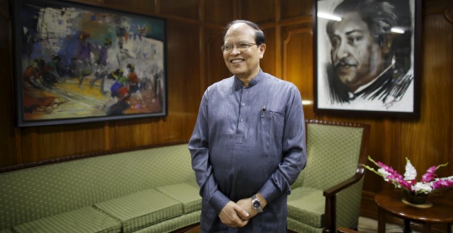 Foto de archivo del gobernador del banco central de Bangladesh Atiur Rahman dentro de su oficina en Dhaka. REUTERS/Andrew Biraj/Files