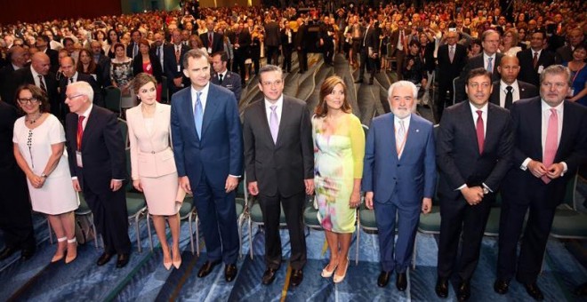 Fotografía cedida por prensa de La Fortaleza del rey Felipe VI de España (4i), la reina Letizia (3i), el gobernador de Puerto Rico, Alejandro García Padilla (c) y su esposa, Wilma Pastrana (4d), participan en la ceremonia de inauguración del VII Congreso