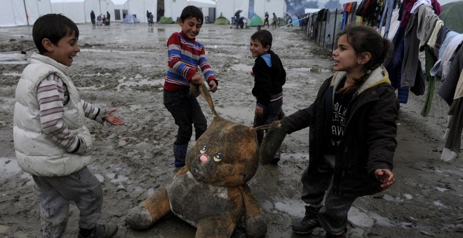 Niños refugiados juegan en un campamento improvisado en la frontera entre Grecia y Macedonia, cerca del pueblo griego de Idomeni. REUTERS/Alexandros Avramidis