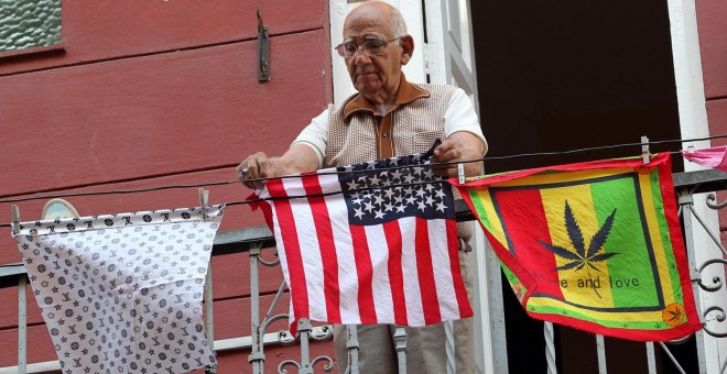 Un anciano pone a secar un pañuelo con la bandera estadounidense hoy, lunes 14 de marzo de 2016, en La Habana (Cuba), a pocos días de la visita del presidente de EE.UU., Barack Obama. EFE/Alejandro Ernesto