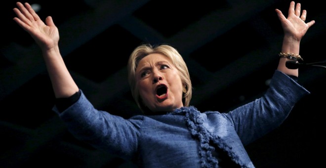 Hillary Clinton saluda a sus seguidores en West Palm Beach, Florida. - REUTERS