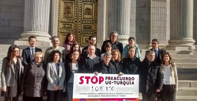 Intermón Oxfam entrega en el Congreso 108.130 firmas contra el preacuerdo de refugiados y con el apoyo de la oposición.- EUROPA PRESS