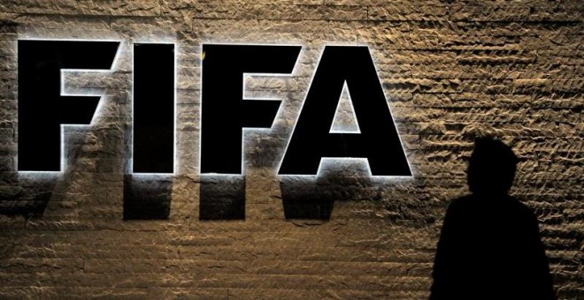 Imagen de archivo del logotipo de la FIFA en su sede de Zúrich, Suiza. EFE/Steffen Schmidt