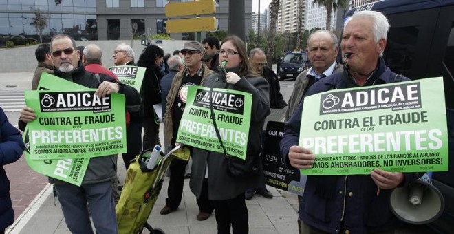 Un pequeño grupo de accionistas de Bankia protesta en el exterior de la junta celebrada en Valencia. REUTERS/Heino Kalis