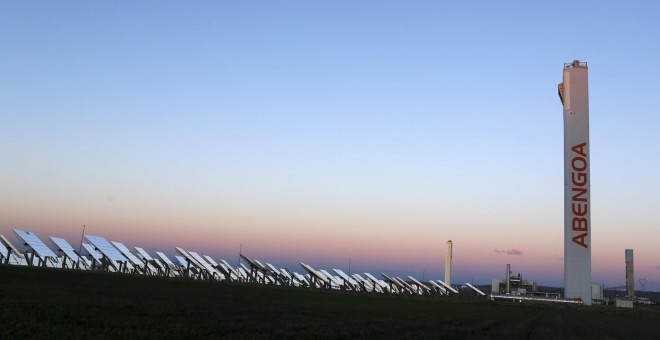 Planta solar Solucar, de Abengoa, en la localidad sevillana de Sanlucar la Mayor. REUTERS/Marcelo del Pozo