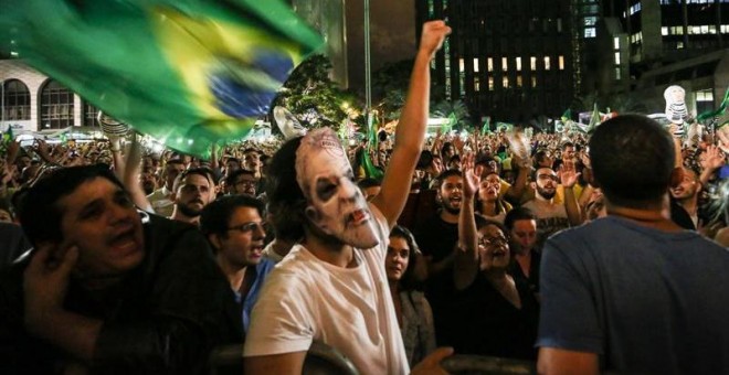 Manifestantes protestan contra el nombramiento de Lula como ministro de la Presidencia. - EFE