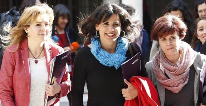 La portavoz de Podemos, Teresa Rodriguez (c), a su llegada al pleno del Parlamento andaluz celebrado el miércoles en Sevilla. EFE/Jose Manuel Vidal