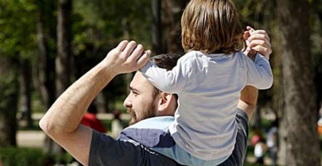 Un padre pasea con su hijo. Efe