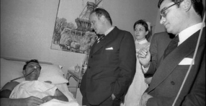 Manuel Fraga, ministro del Interior en el Ejecutivo de Carlos Arias Navarro, acompañado de Rodolfo Martín Villa, titular de Relaciones Sindicales, durante su visita a la residencia sanitaria San José de Vitoria. Fue el 6 de marzo de 1976, tres días despué