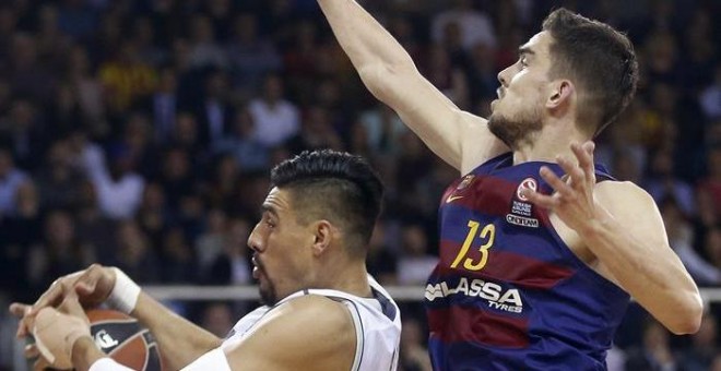 Ayón y Satoransky luchan por un balón durante el partido. EFE/Andreu Dalmau