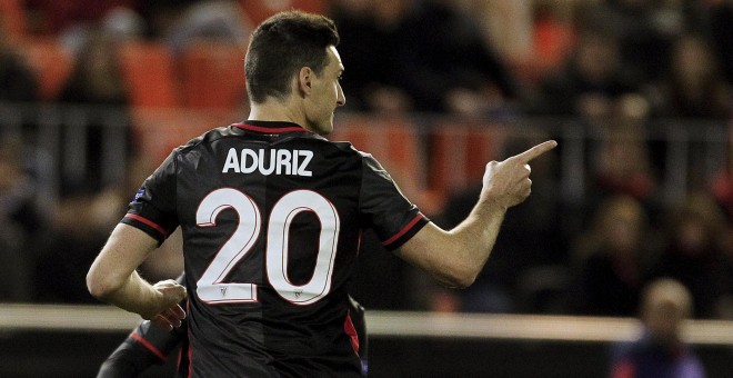 Aduriz celebra el gol marcado ayer contra el Valencia en la vuelta de los octavos de la Europa League. /REUTERS