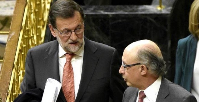 Rajoy y Montoro en el Congreso hace unos días. EFE/Fernando Villar