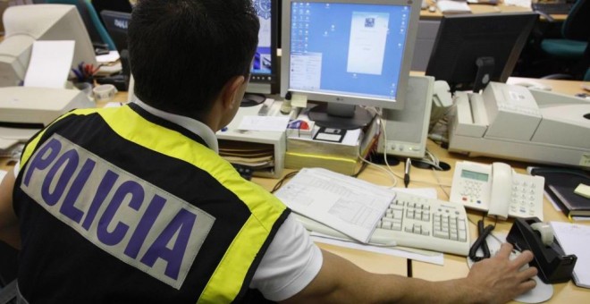 Agentes adscritos al Grupo de Delitos Tecnológicos de la Brigada Provincial de Policía Judicial de Las Palmas han detenido a un hombre de 51 años que se olvidó y dejó conectado en un ordenador de una biblioteca pública de la capital grancanaria un pendriv