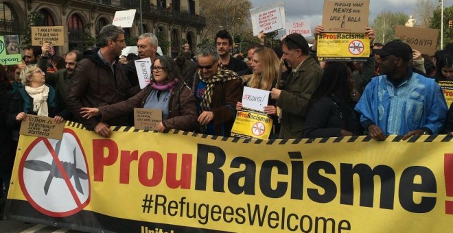 Miles de personas marchan en Barcelona contra la actuación de la Unión Europea con los refugiados. /@JOANCOMORERA1