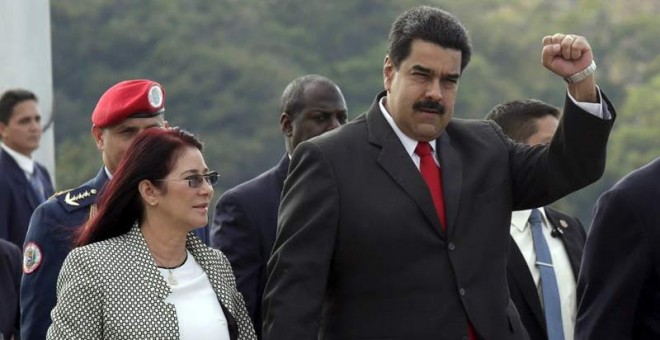 El presidente de Venezuela, Nicolás Maduro, junto a su esposa, saluda a la multitud en la Plaza de la Revolución. / REUTERS